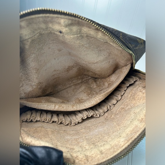 Genuine Louis Vuitton Trousse 23 Unisex
Brown Monogram Canvas Cosmetic Bag - Picture 13 of 14